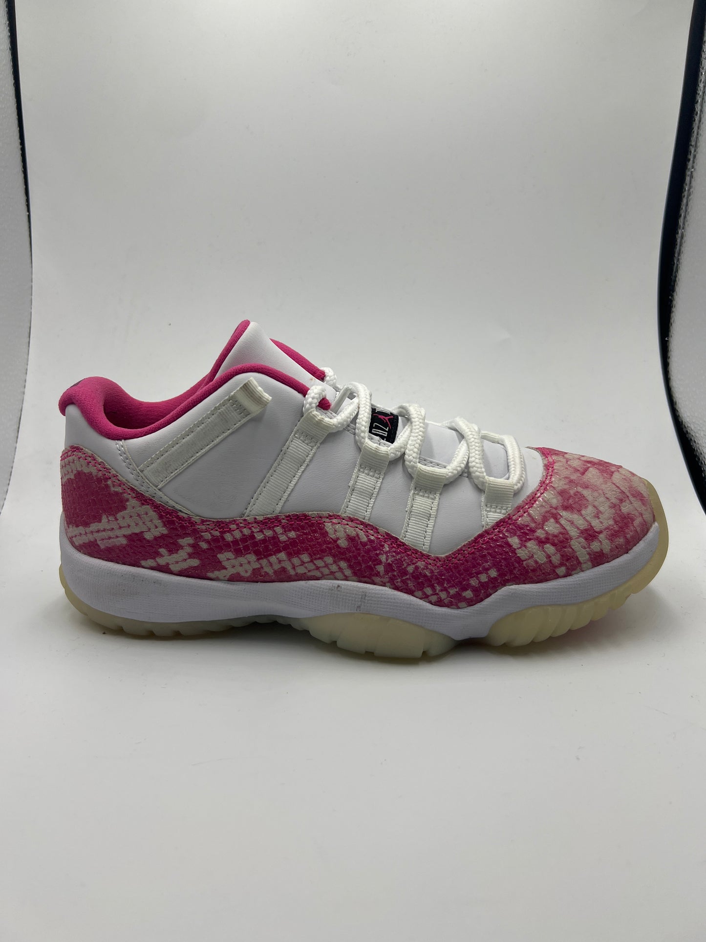 JORDAN 11 LOW "PINK SNAKESKIN"