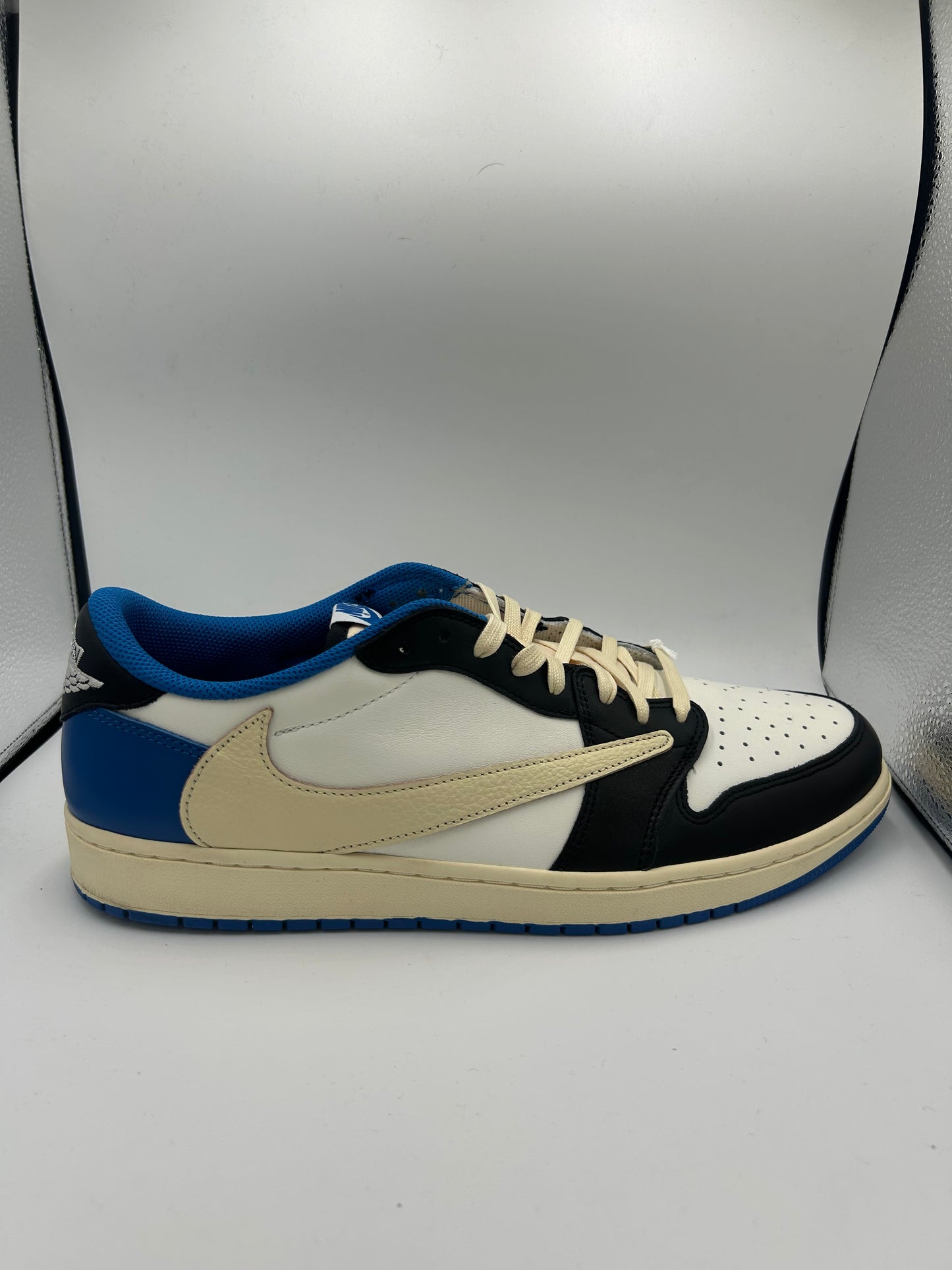 JORDAN 1 LOW X FRAGMENT DESIGN X TRAVIS SCOTT