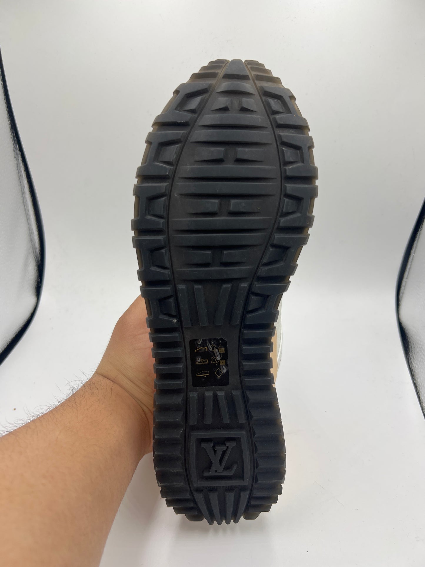 LOUIS VUITTON RUN AWAY SNEAKER "WHITE CREAM DAMIE"