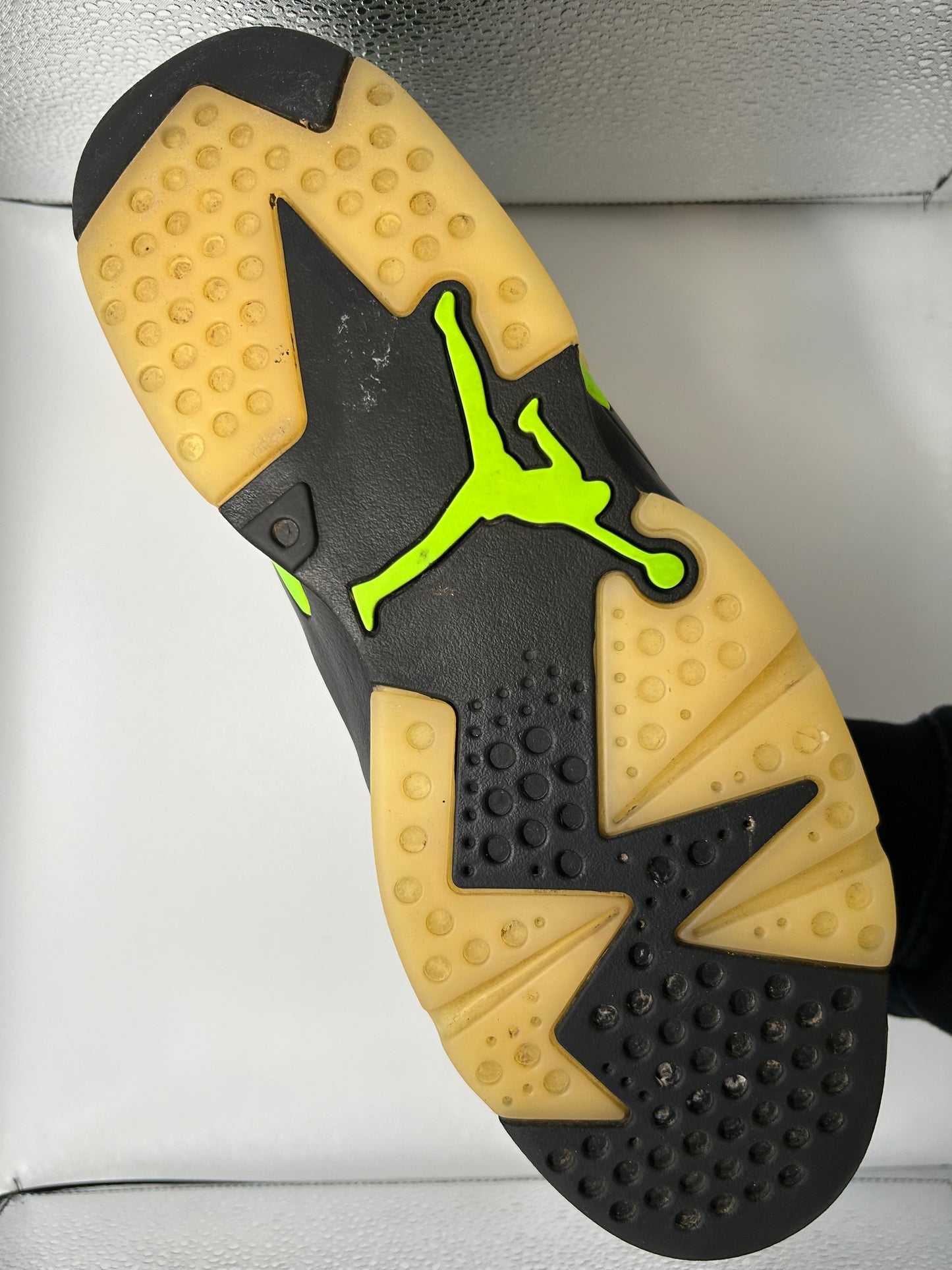 Jordan retro 6 “ electric green”